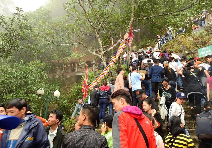 Hàng nghìn người trẩy hội Yên Tử trong sương mù